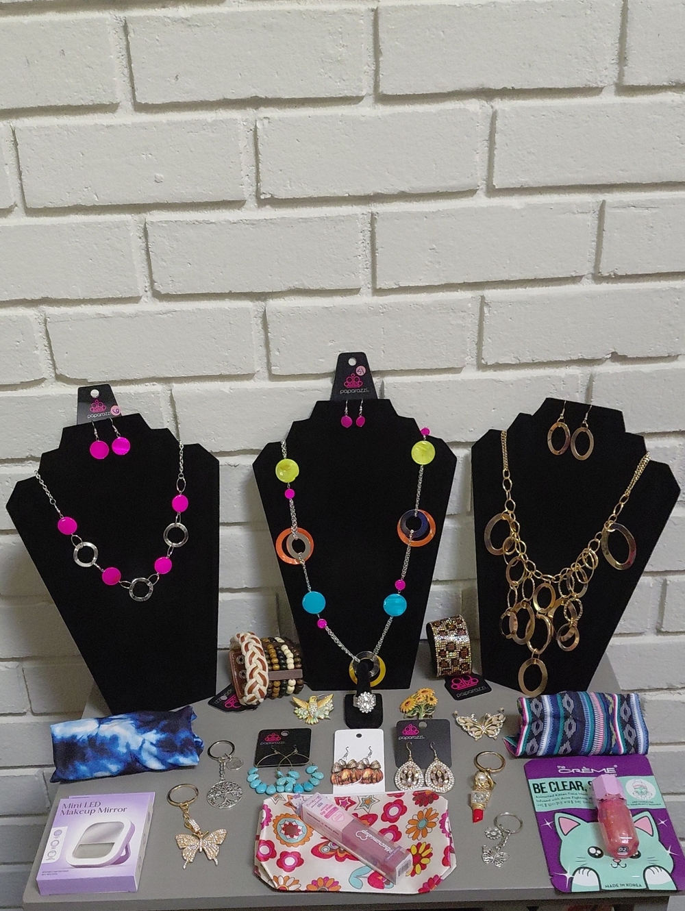 🎁 CLOSET DEAL!! BUNDLE 2+ GET 40% OFF AND PICK A THANK YOU GIFT!!  FUN! 😍